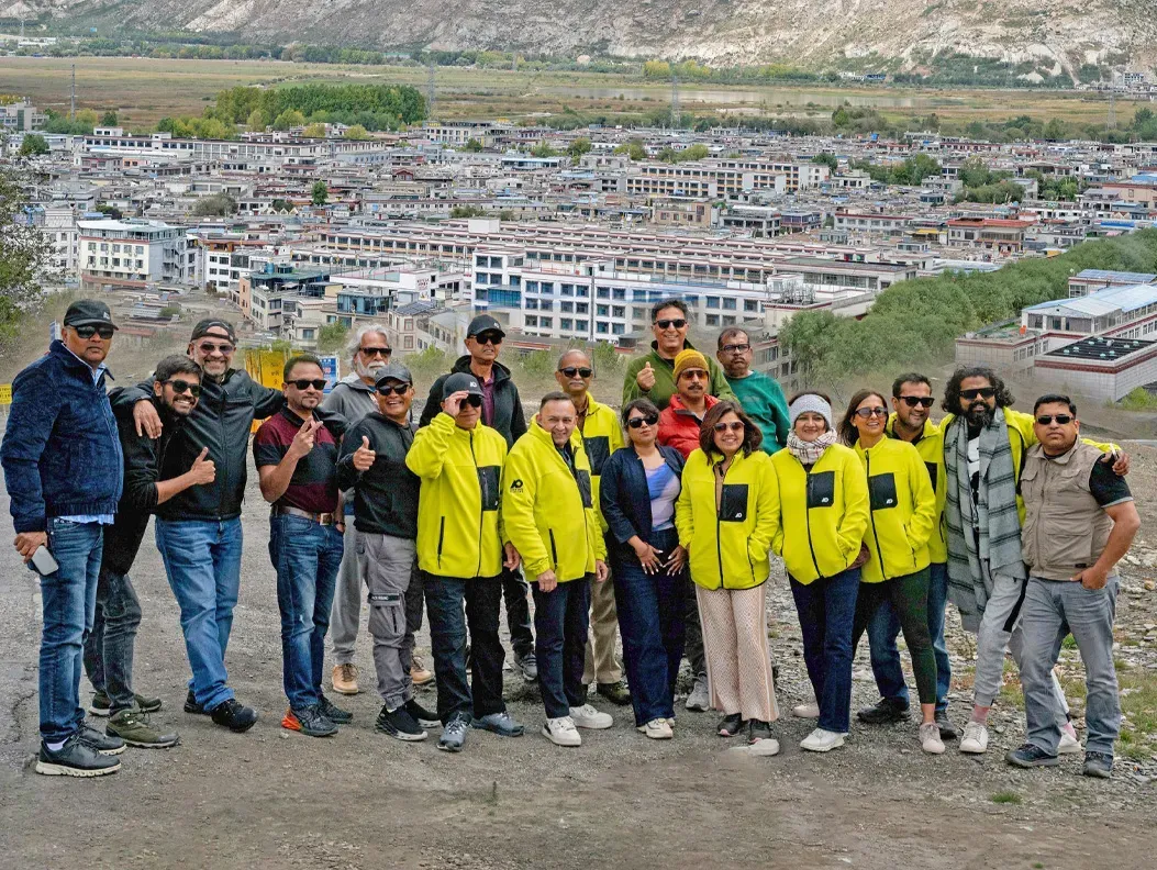 Travelers arriving in Lhasa